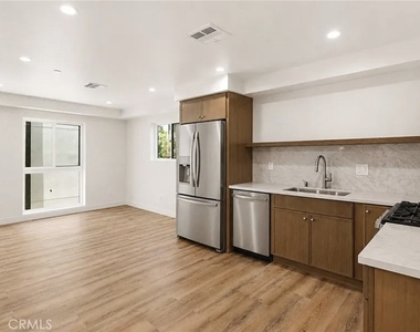 1122 N Beachwood Drive - Photo Thumbnail 3