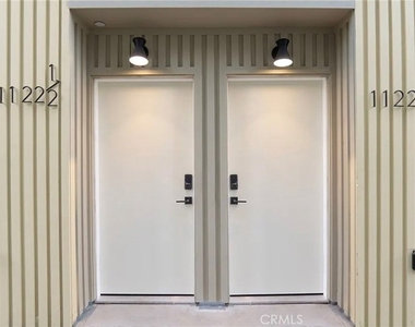 1122 N Beachwood Drive - Photo Thumbnail 7