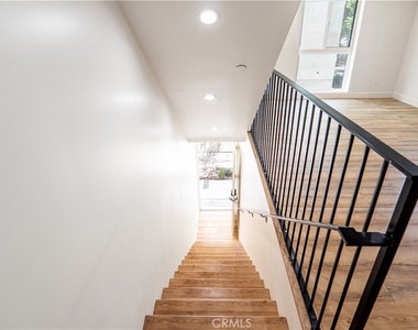 1122 N Beachwood Drive - Photo Thumbnail 13