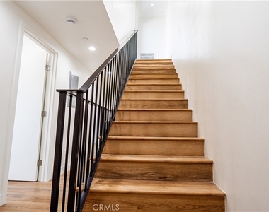 1122 N Beachwood Drive - Photo Thumbnail 10