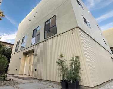 1122 N Beachwood Drive - Photo Thumbnail 1