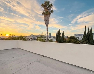 1122 N Beachwood Drive - Photo Thumbnail 14