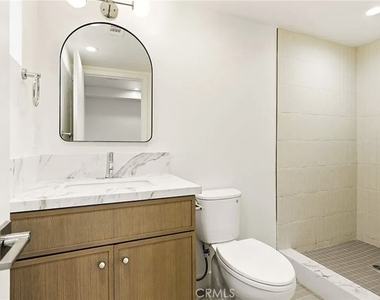 1122 N Beachwood Drive - Photo Thumbnail 5