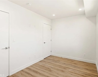 1122 N Beachwood Drive - Photo Thumbnail 4