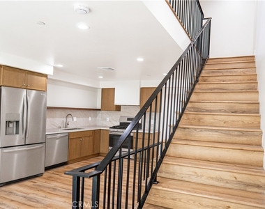 1122 N Beachwood Drive - Photo Thumbnail 12
