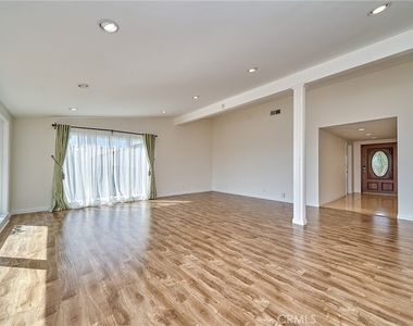 30933 Rue Valois - Photo Thumbnail 5