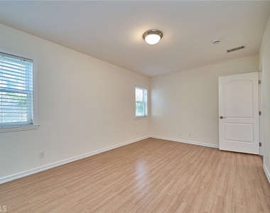 30933 Rue Valois - Photo Thumbnail 18