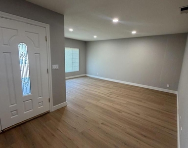 1383 Wystone Drive - Photo Thumbnail 4