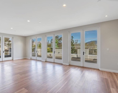 533 E Union Street - Photo Thumbnail 5
