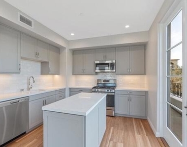 533 E Union Street - Photo Thumbnail 7