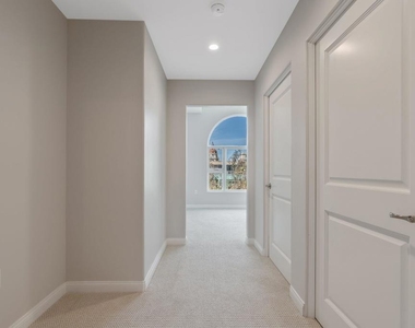 533 E Union Street - Photo Thumbnail 11