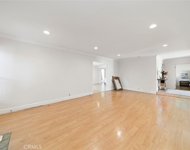 9102 Warfield - Photo Thumbnail 4