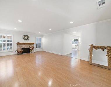 9102 Warfield - Photo Thumbnail 5