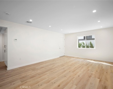 1025 Linden Avenue - Photo Thumbnail 5