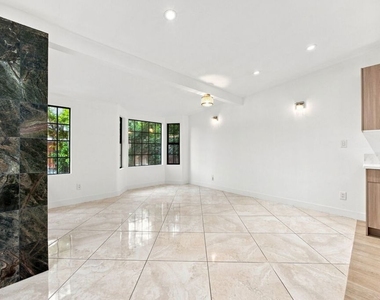 6848 Sylvia Avenue - Photo Thumbnail 5