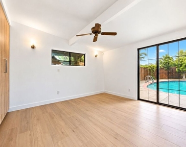 6848 Sylvia Avenue - Photo Thumbnail 8