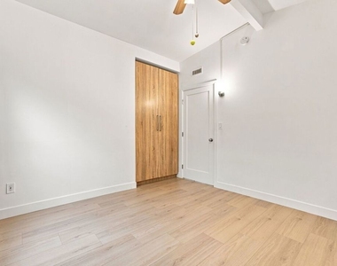 6848 Sylvia Avenue - Photo Thumbnail 16