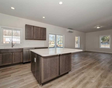 4 South Hills Way - Photo Thumbnail 5