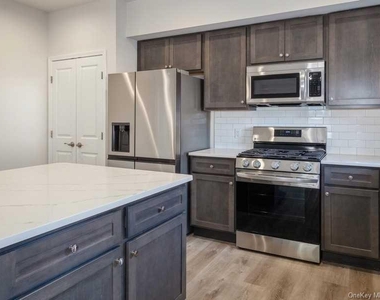4 South Hills Way - Photo Thumbnail 1