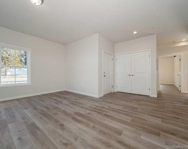 4 South Hills Way - Photo Thumbnail 9
