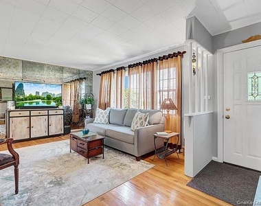 202 Kings Avenue - Photo Thumbnail 2
