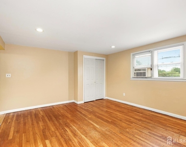 65 Campbell Avenue - Photo Thumbnail 8