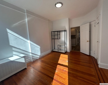 330 E 76th Street - Photo Thumbnail 4