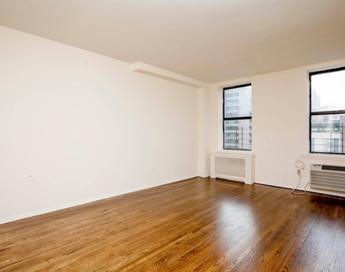 1556 York Avenue - Photo Thumbnail 2