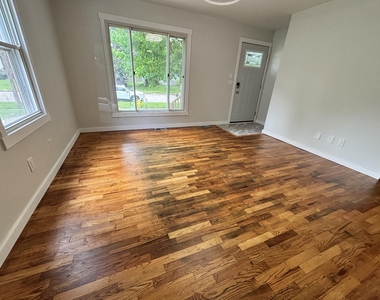 4727 Lexington Avenue - Photo Thumbnail 5