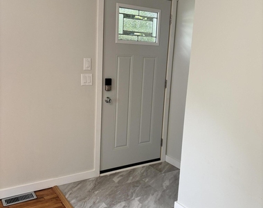 4727 Lexington Avenue - Photo Thumbnail 6