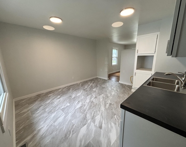 4727 Lexington Avenue - Photo Thumbnail 4