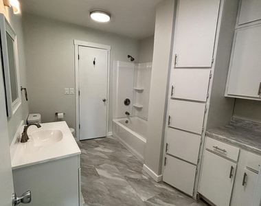 4727 Lexington Avenue - Photo Thumbnail 7