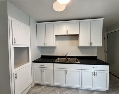 4727 Lexington Avenue - Photo Thumbnail 2
