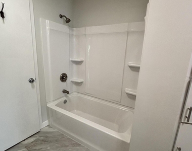 4727 Lexington Avenue - Photo Thumbnail 10