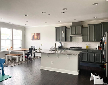 1044 Midvale Avenue - Photo Thumbnail 2