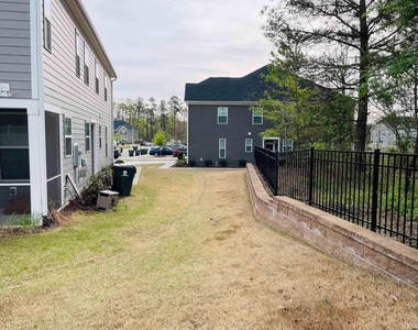 1044 Midvale Avenue - Photo Thumbnail 17