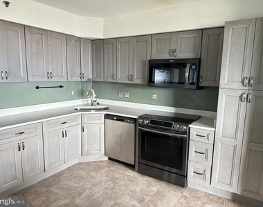 3709 S George Mason Drive - Photo Thumbnail 9