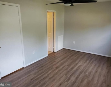 9847 Oakdale Woods Court - Photo Thumbnail 3
