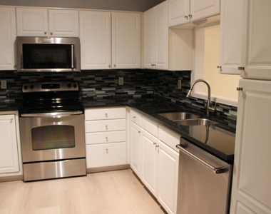 252 E Davie Street - Photo Thumbnail 9