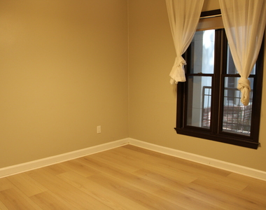 252 E Davie Street - Photo Thumbnail 7