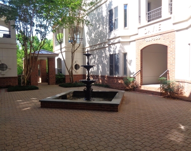 252 E Davie Street - Photo Thumbnail 2