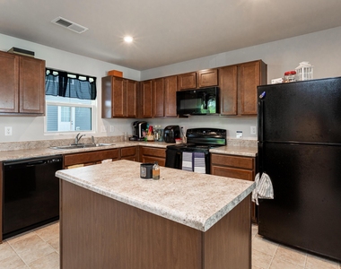 4005 Lush Grove Drive - Photo Thumbnail 7