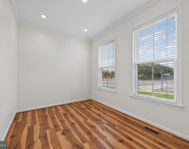 100 Blackford Drive - Photo Thumbnail 3