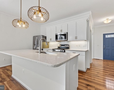 100 Blackford Drive - Photo Thumbnail 4