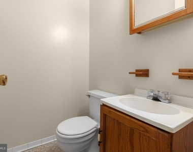 424 Greenbrier Court - Photo Thumbnail 24