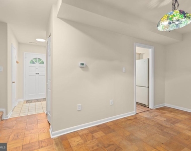 424 Greenbrier Court - Photo Thumbnail 11