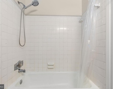 424 Greenbrier Court - Photo Thumbnail 34