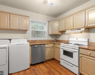 424 Greenbrier Court - Photo Thumbnail 4