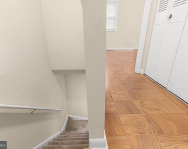 424 Greenbrier Court - Photo Thumbnail 12