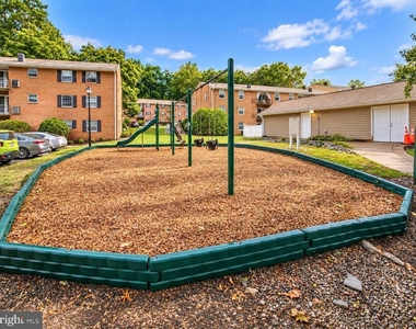 424 Greenbrier Court - Photo Thumbnail 45